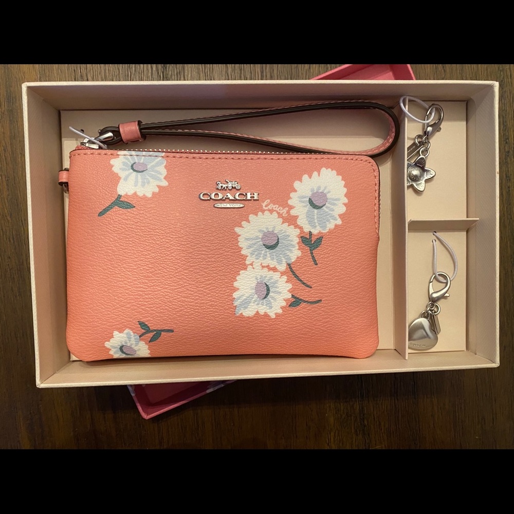Coach Boxed Corner Zip Wristlet with Daisy Print